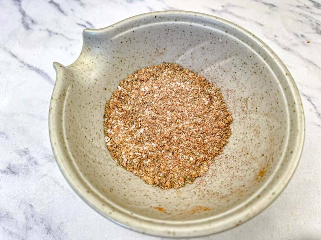 Combine all the dry ingredients in a small bowl.