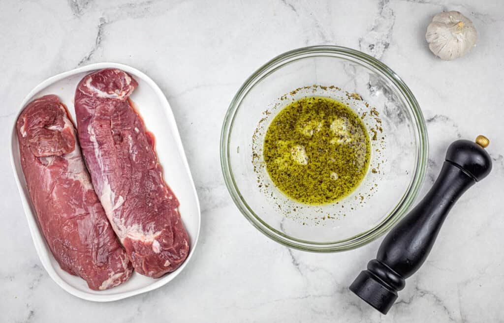 Mix olive oil, lemon juice, oregano, and garlic in a large bowl.